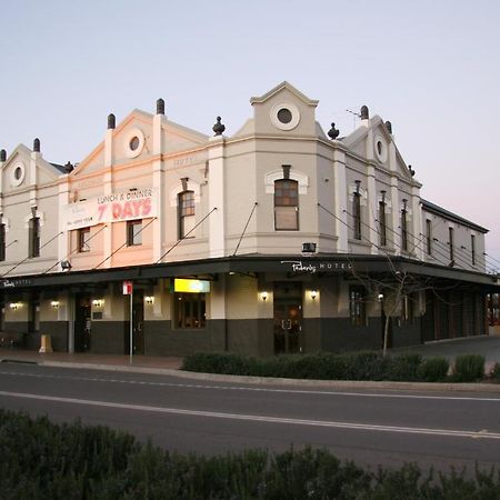 Peden'S Hotel Сесснок Екстер'єр фото