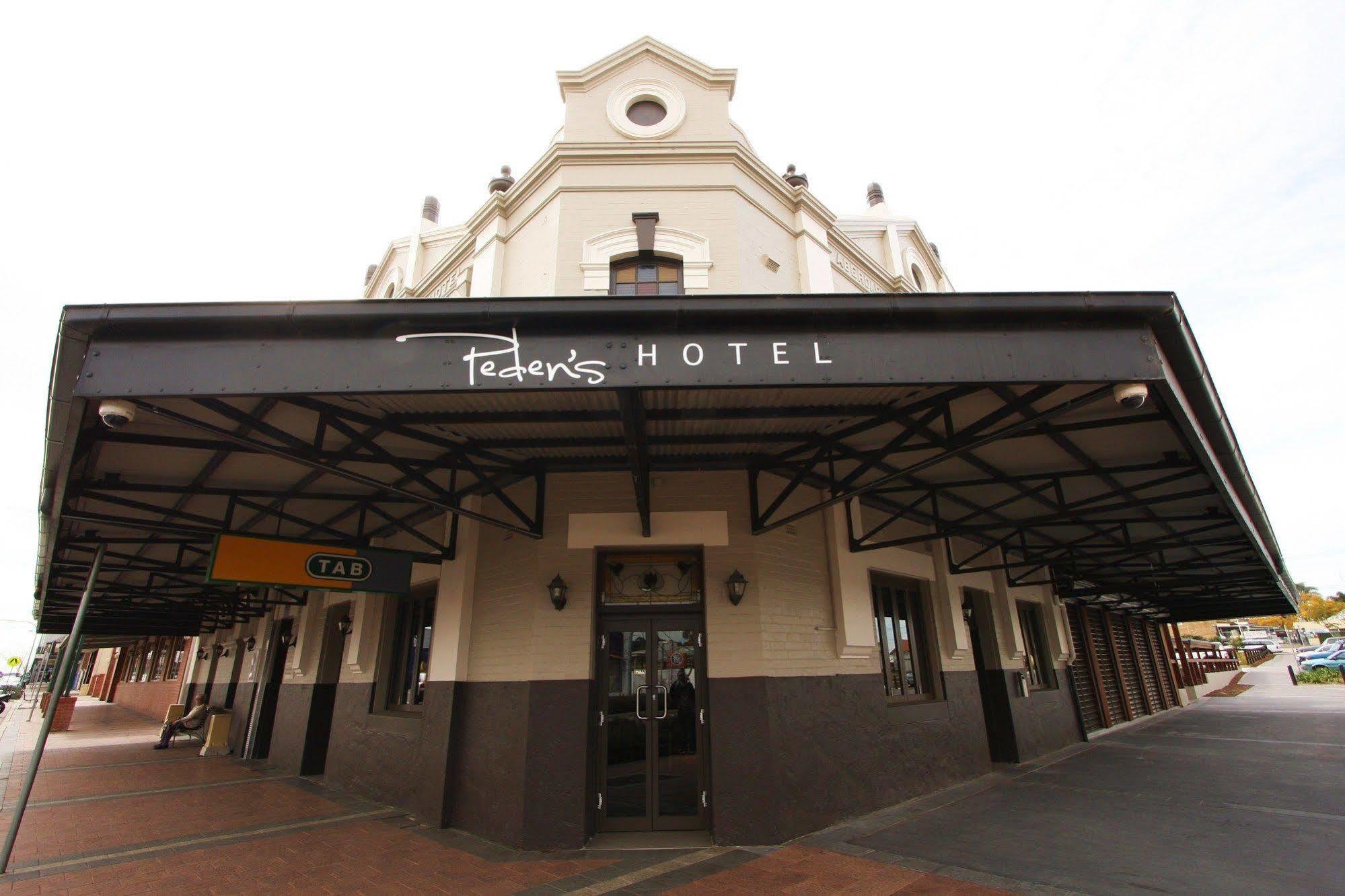 Peden'S Hotel Сесснок Екстер'єр фото